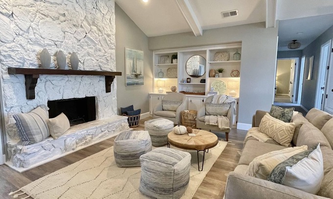 Daphne House | Coastal Modern Vibe with 4 bedrooms ~ Sleeps 10 ~ Minutes from I-10 & Mobile Bay