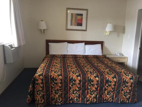 McCutcheon Field Hotel | Coastal Motel