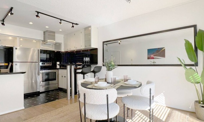 Wilshire Montana Apartment | Coastal Retreat Steps from the Santa Monica Beach