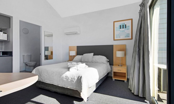 Batehaven Apartment | Coastal Studio with Stunning Beach Views – Perfect for a Relaxing Getaway