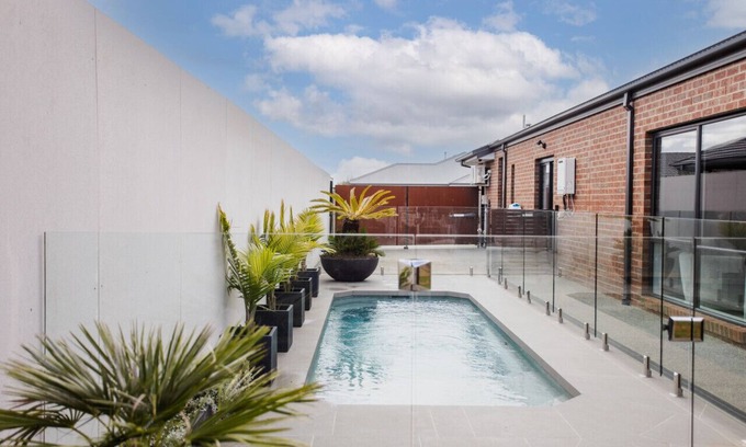 Armstrong Creek House | Coasty- Sleeps 8, Heated Pool, Cinema Room, Aircon, Parking