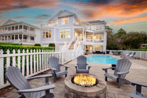 Folly Field House | Cobalt Coast by AvantStay 7BDR Steps from Beach