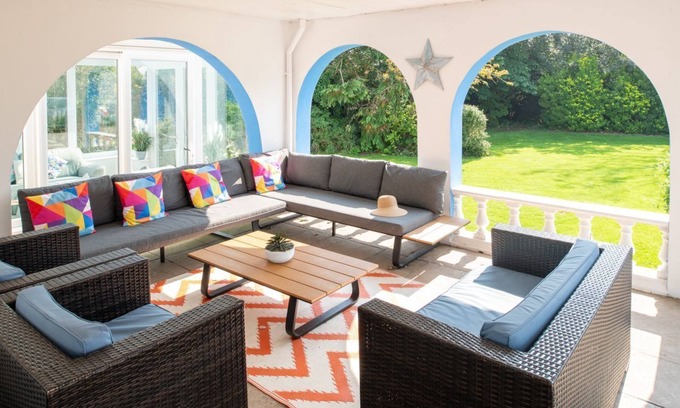 Llanfaelog House | Coed Y Llan: 5 bedroom holiday villa in Rhosneigr, easy walk to beach