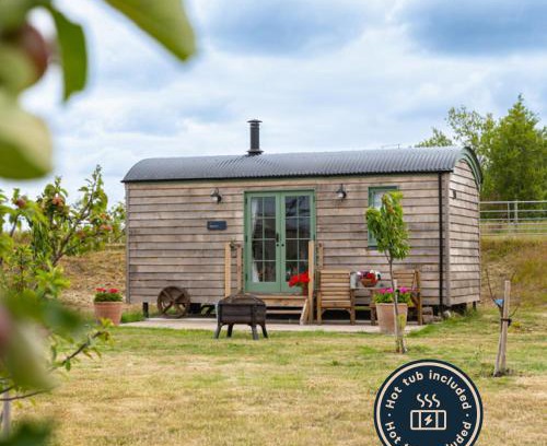 Stone in Oxney Apartment | Coldharbour Luxury Shepherds Hut with Hot Tub