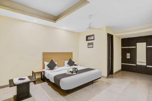 Patparganj Hotel | Collection O Patparganj Max Speciality Hospital