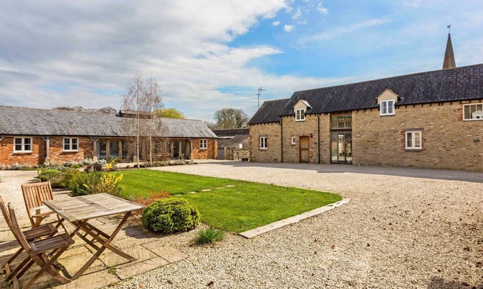 Shellingford Cottage | Collection of five spacious barns near Faringdon - Goodlake Barns