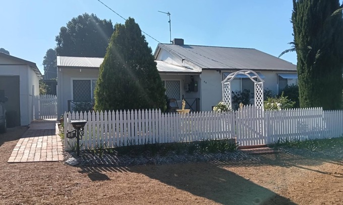 Collie Cottage | Collie Getaway- Camellia Cottage