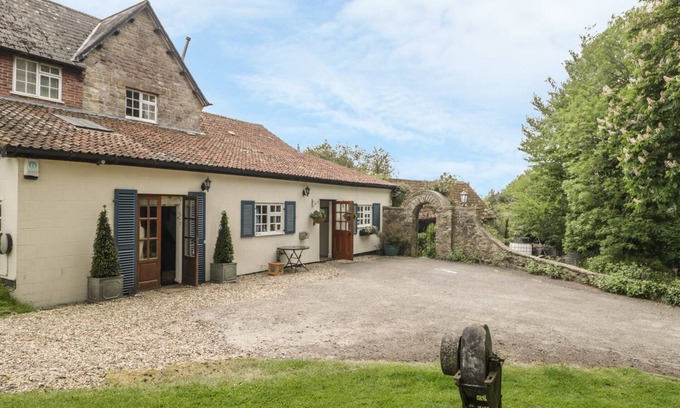 Bridport Cottage | COLLY COTTAGE, pet friendly, character holiday cottage in Dottery