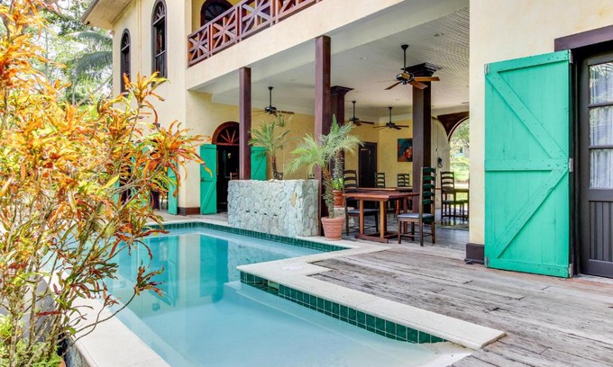 Bullet Tree Falls Apartment | Colonial Suite @ Mahogany Hall