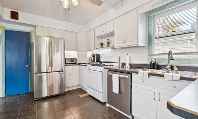 Mayfield Heights House | Colorful and Quiet - 3-Bedroom Cottage Home in Mayfield Heights
