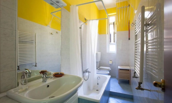 Portello Apartment | Colorful apt in Milano