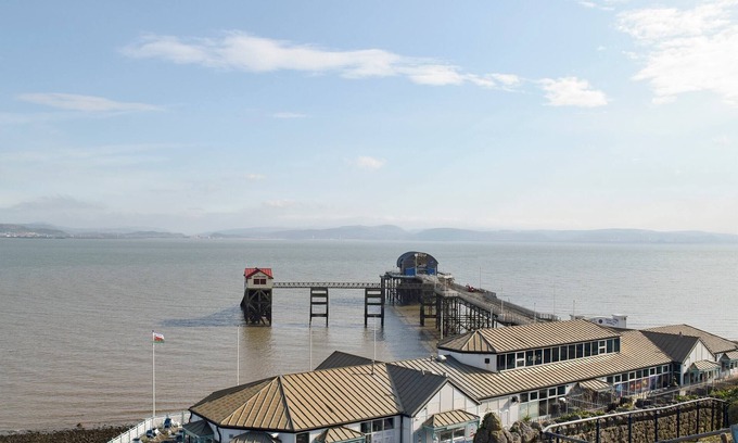 Mawr Cottage | Come and explore the Gower Peninsula, Glamorganshire and Pembrokeshire from this lovely property.
