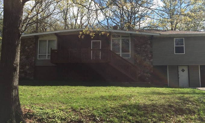 Pittsburg House | Come and Getaway at the Lake house.