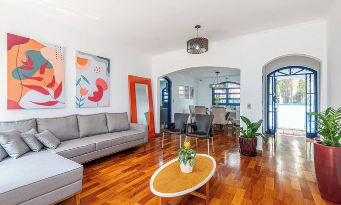 Sumare House | Comfort and spacious 4 bedroom house with hot tub. Very close to subway.