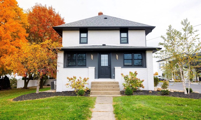 Kidron House | Comfort at the Commons in Amish Country | 5 Bedroom right by a Coffee Shop