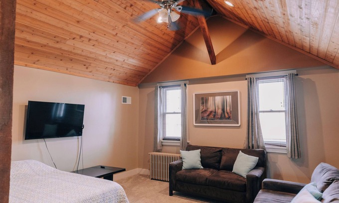 Minster House | Comfort & Charm in the Heart of Minster: Up to 10 Guests
