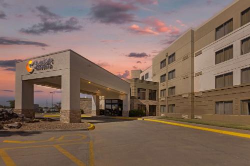 Greenwich Hotel | Comfort Inn & Suites Wichita Northeast