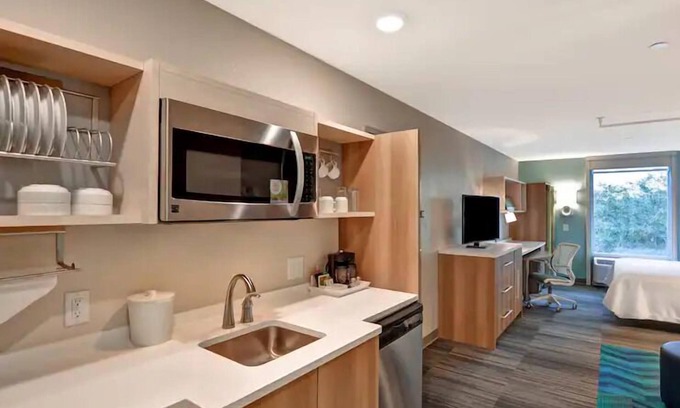 Terrace Park Hotel | Comfort Meets Convenient: Close to Tampa Airport. FREE Breakfast, Pool!