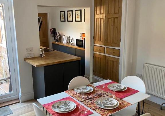 Nottingham House | Comfortable 2 bedroom home from home with parking