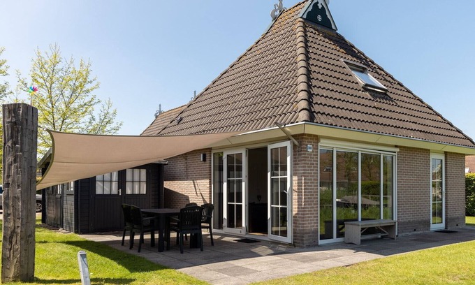 Eernewoude Cottage | Comfortable 4-person bungalow by the water