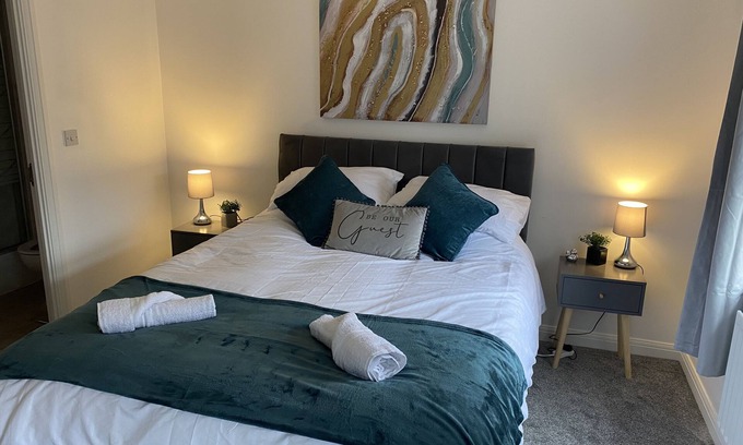 Norwich House | Comfortable and great location. Norwich townhouse. 5 mins to the airport.