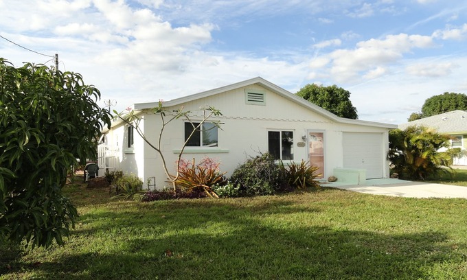 Matlacha House | Comfortable and relaxing house located on a deep water canal.
