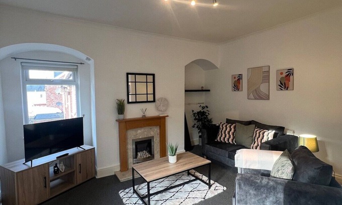 Newcastle-upon-Tyne Apartment | Comfortable and spacious home. FREE Parking.