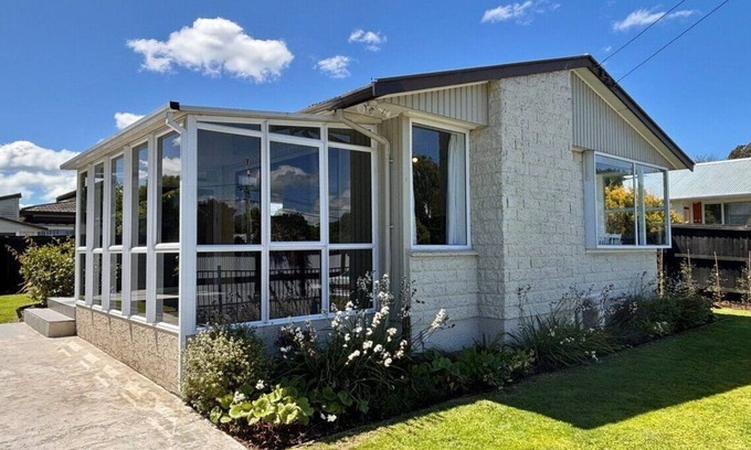 Linwood House | Comfortable & Convenient Stay in Christchurch - Ideal for Families & Travellers