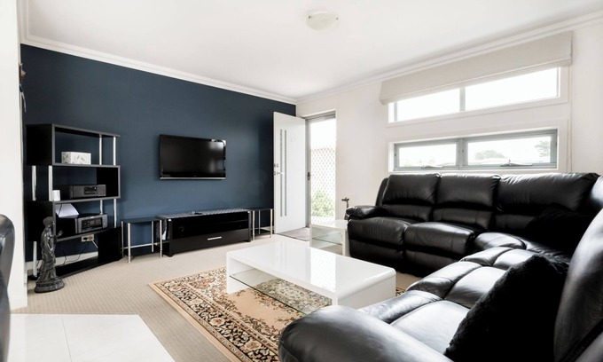 Newnham House | Comfortable Home 10 Minutes from CBD Wifi & Garage