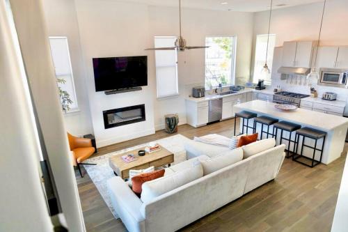 South Central Houston House | Comfortable Modern Home in Downtown Houston - Sleeps 10