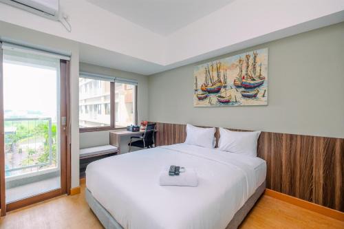 Duren Sawit Apartment | Comfortable Pool View Studio Room at Gateway Park LRT City Jatibening Apartment By Travelio
