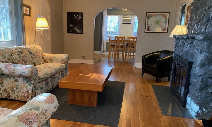 Broadmoor House | Comfortable Romantic Place, Relaxation, Great Location, Great Neighborhood,