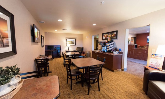 North Las Vegas Hotel | Comfortable Room with Full Kitchen and Parking!