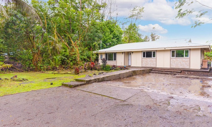 Kapoho House | Comfortable, single-level retreat with fast WiFi & washer/dryer - dog-friendly