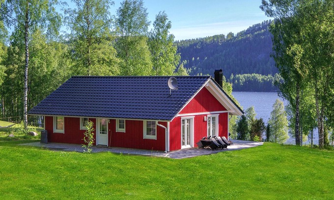 Sunne Municipality House | Comfortable Swedish house in a prime location on Lake Rottnan with its own shoreline