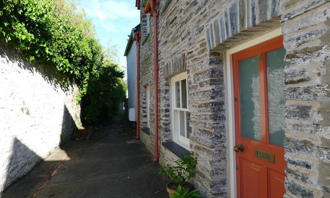 Cardigan House | COMFORTABLE, TRANQUIL, HOUSE ON RIVER TEIFI LARGE GARDEN, CENTRAL, FREE PARKING