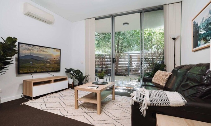 Phillip Apartment | Comfy 1-Bed with Spacious Courtyard & Parking
