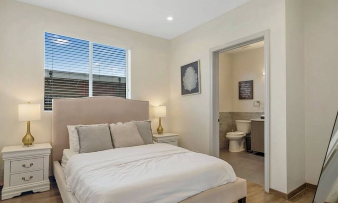 East Hollywood Apartment | Comfy 2bed apartment with Private Balcony, Rooftop, & A/C near Griffith Park
