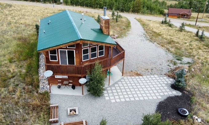 Warm Springs House | Comfy 3 Bedroom Home Sleeps 6 Panoramic Mountain and Valley Views