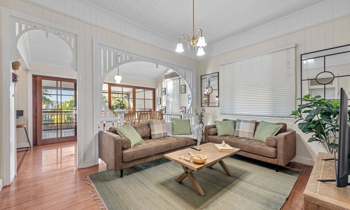 Woolloongabba House | Comfy, Character QLD’r ~ 3Bed House w/Parking ~ Woolloongabba