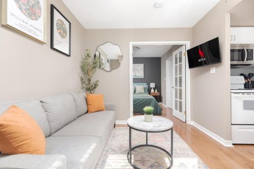 King West Village House | Comfy Liberty Village Home 1BD Steps from King St