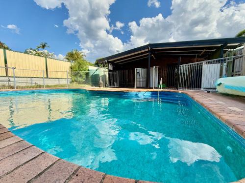 Shailer Park House | Comfy Logan - Shared bathrooms - Individual Room with a Queenbed- WiFi AC Netflix