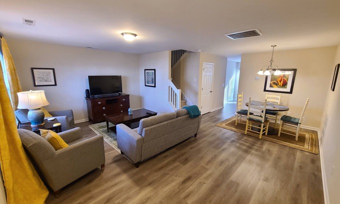 Greensboro House | Comfy townhouse near airport and dining!