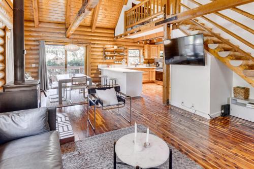 Pine Mountain Club House | Community Pool Modern Cabin in Pine Mountain Club
