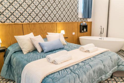 Favara Bed & Breakfast | Community Rooms & Wine