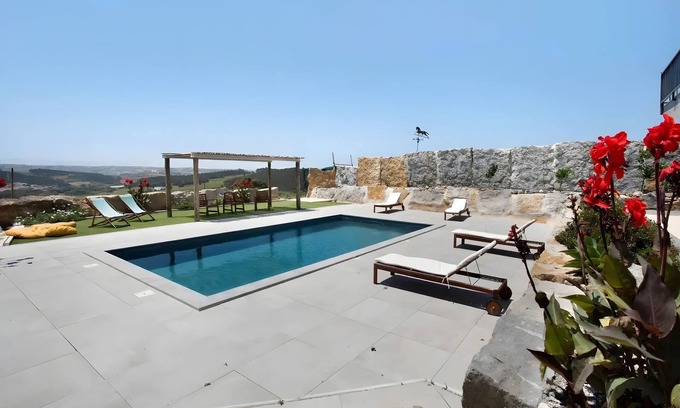 Lourinha Villa | Complete Villa 'Breeze Retreat' with Mountain View, Shared Pool and Wi-Fi Access