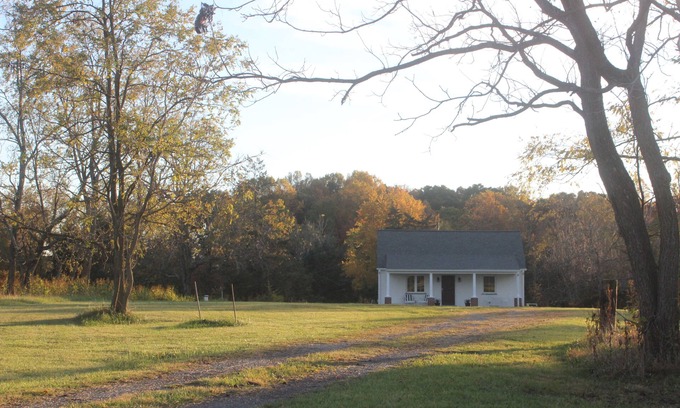 Bedford House | Completely renovated 2 bedroom farm cottage in Bedford Va.