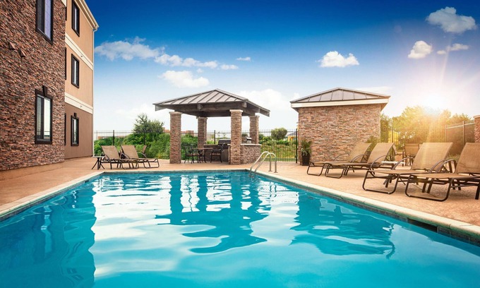 Fort Worth Condo | Complimentary Breakfast + Free Wi-Fi + Outdoor Pool | 30 Minutes from Six Flags!