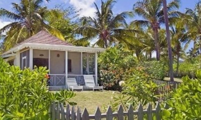 Newcastle Cottage | CONCH SHELL COTTAGE at white sand beach.