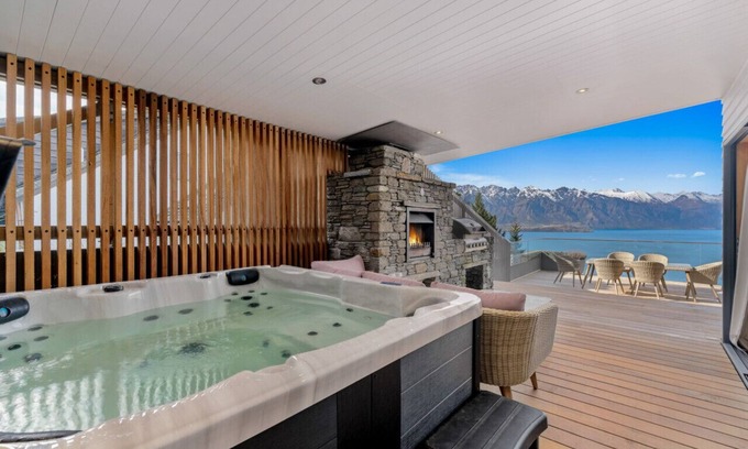 Fernhill House | Condo On Caples |Entertainers Dream + Hot Tub